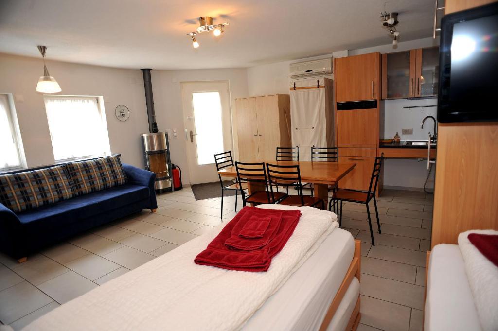 Birsfelden Niros Bed & Breakfast חדר תמונה